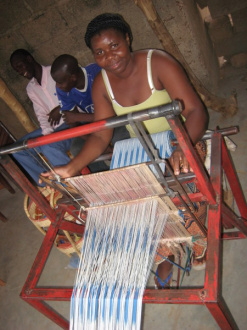 01 Denise Sur Son Metier A Tisser